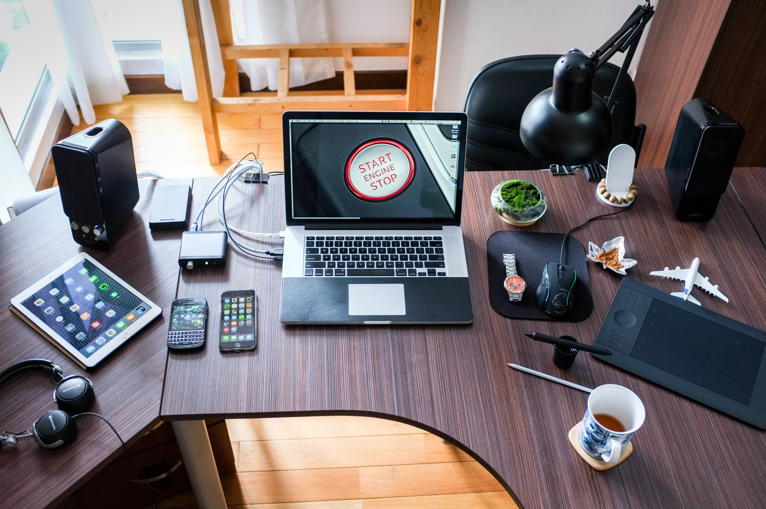 pexels-pixabay-356056 helpful home technology on desk