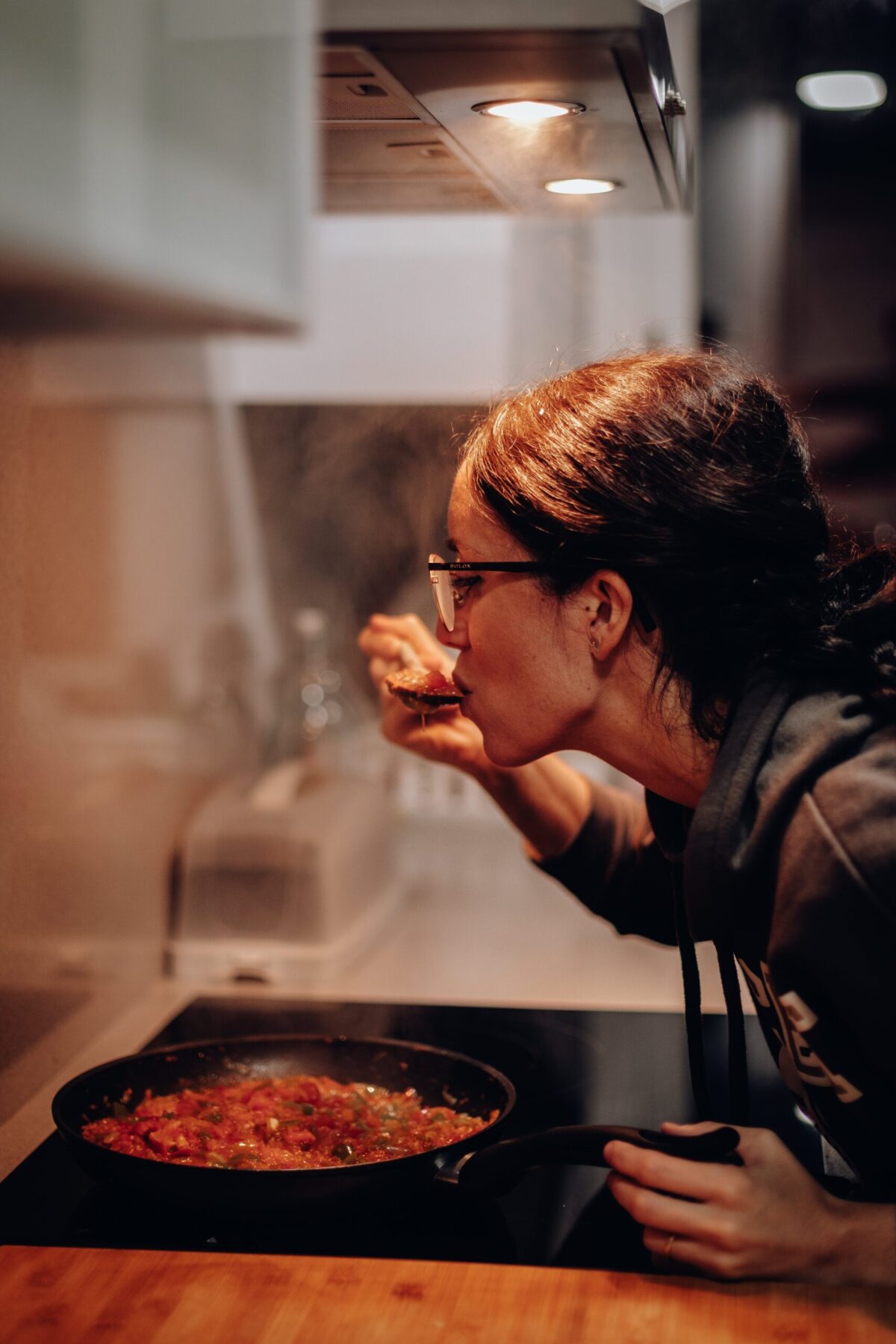 pexels-juan-pablo-serrano-arenas-1587830 woman cooking at home winter recipes for your owasso apartment blog